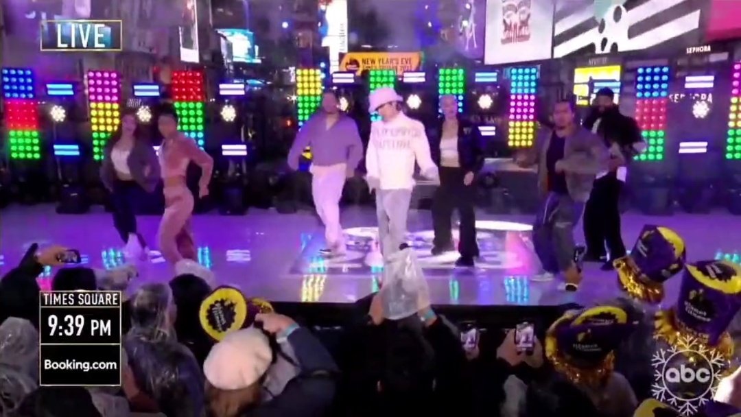 itsbtszone's tweet photo. the way there were 6 backup dancers too.. don't do this to me :( https://t.co/zhx3rhuGnJ