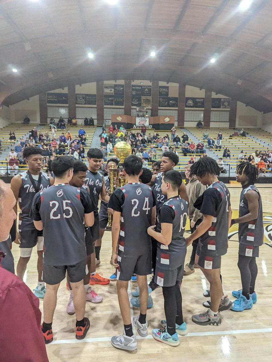 CrookedOakBBall's tweet photo. I’ll take grit over size any night of the week‼️ Give me these guys on my team Every. Single. Time. 
#UnfinishedBusiness https://t.co/CLU4Oj8Sv1