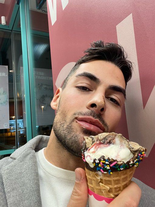 Love you all happy new year❤️🥂🍾🎉 https://t.co/MGY7inpGnb