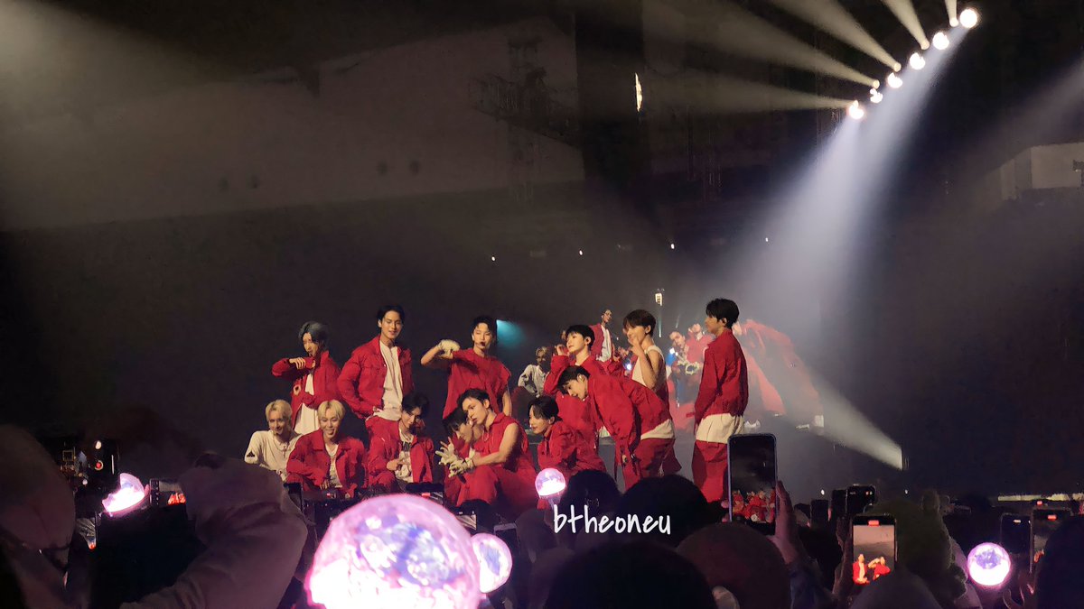 _btheoneu's tweet photo. my fav pic in 24/9
#BETSinJKT #BeTheSunInJakarta https://t.co/Qw5t62XZOo