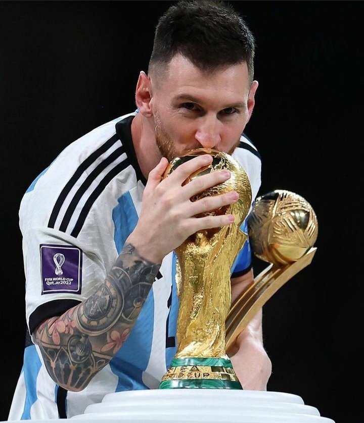 Por un año con zenofobia y racismo por delante
FELIZ AÑO NUEVO 
VAMOS MESSIII