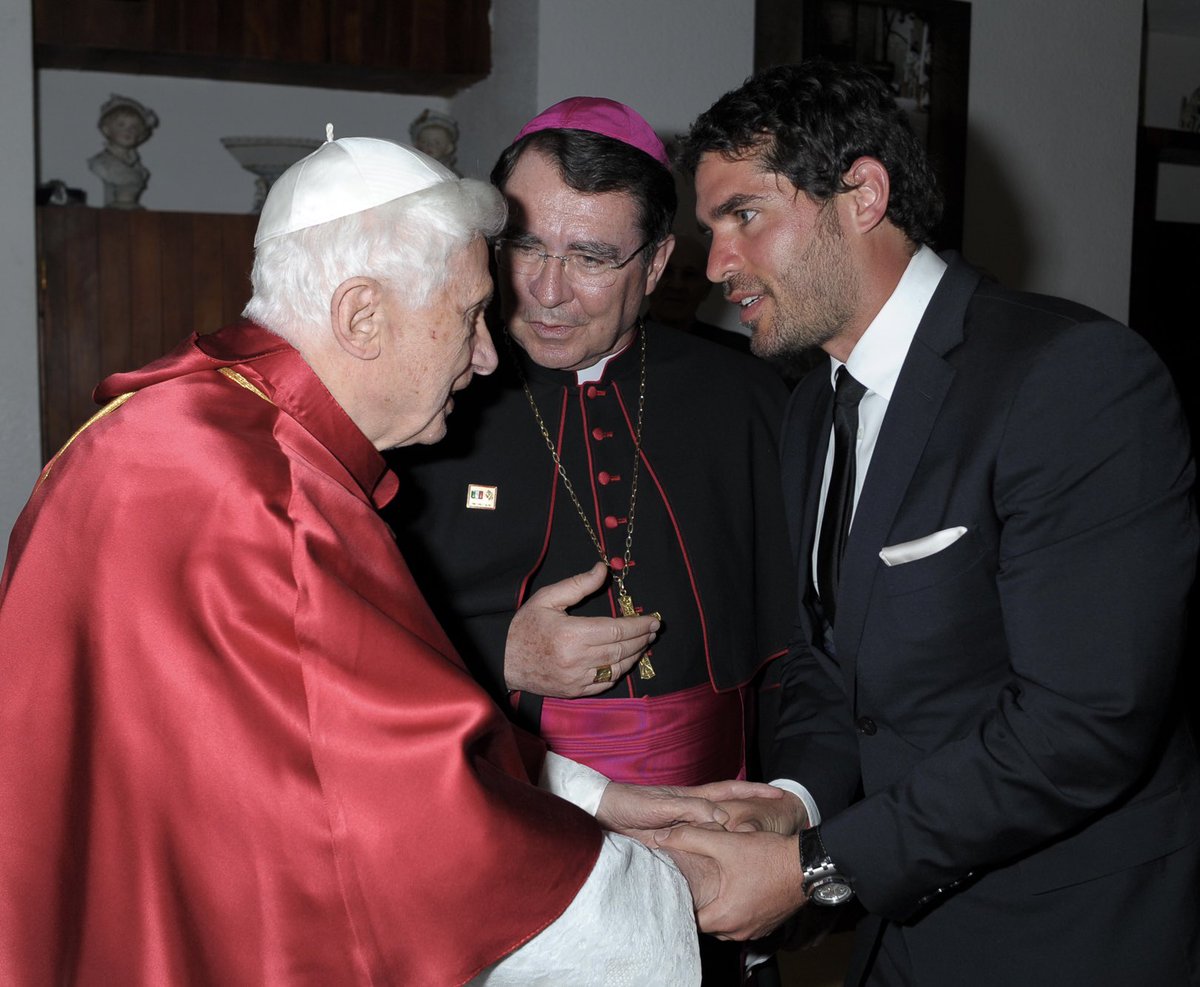 EVerastegui's tweet photo. Benedicto XVI, un humilde servidor en la viΓ±a del SeΓ±or. Gracias Dios, por habernos dado a Josephe Ratzinger, enorme, humilde, sabio, bondadoso. Con una extraordinaria vocaciΓ³n de servicio que brotaba de su amor a Dios, a la Iglesia y a todos los hombres. QEPD https://t.co/OOWcotooYk