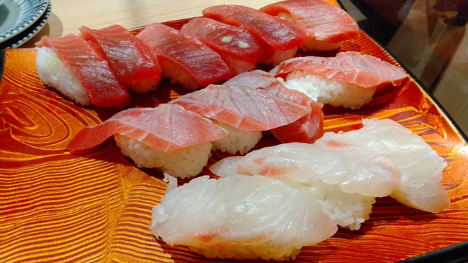 お正月の贅沢との事で
大食いの友達とお寿司の食べ放題なう(๑'ڡ`๑)
お正月料金でいい値段するので
元取れる様にがんばるw 