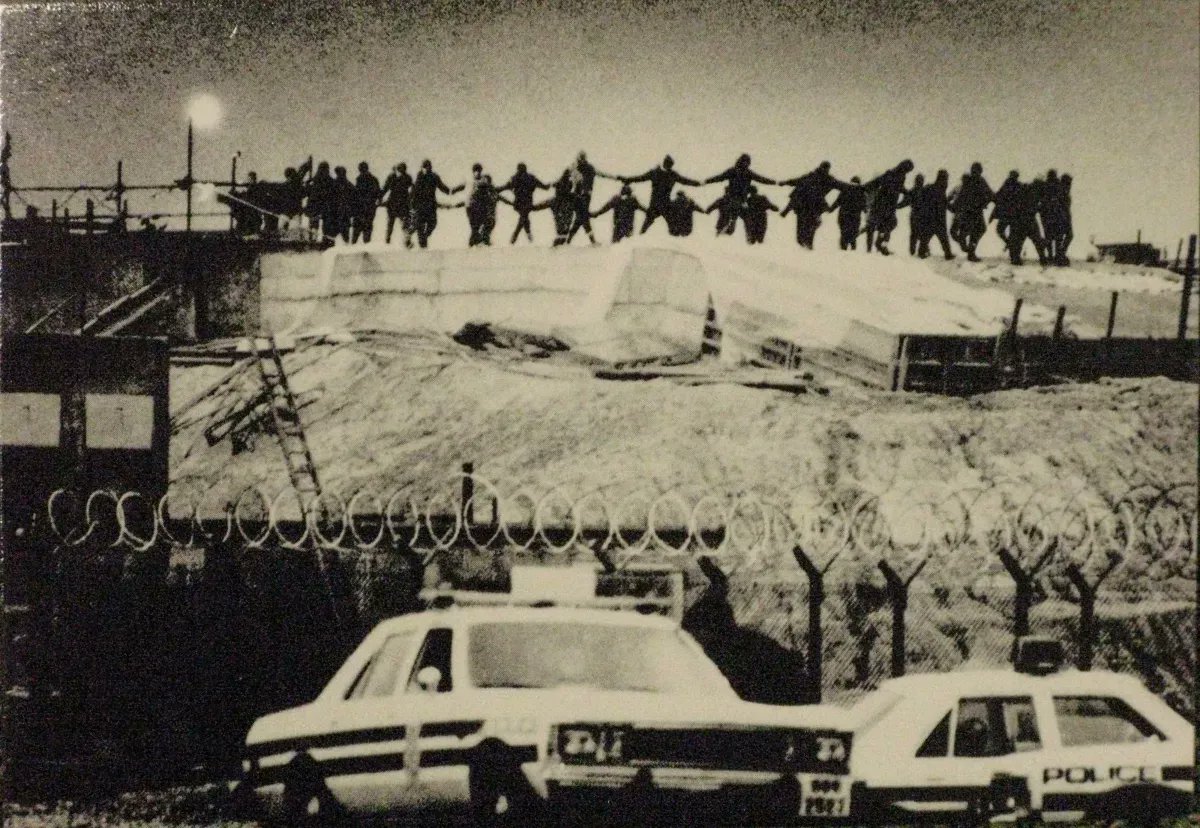 On New Year’s Day 1983, 44 #GreenhamWomen propped ladders against the fence, laid strips of carpet over the top, climbed into the base, and danced on the missile silos in one of their many creative, anarchic, peaceful and funny protests 💪

Read more 👉 buff.ly/3PAVCpO