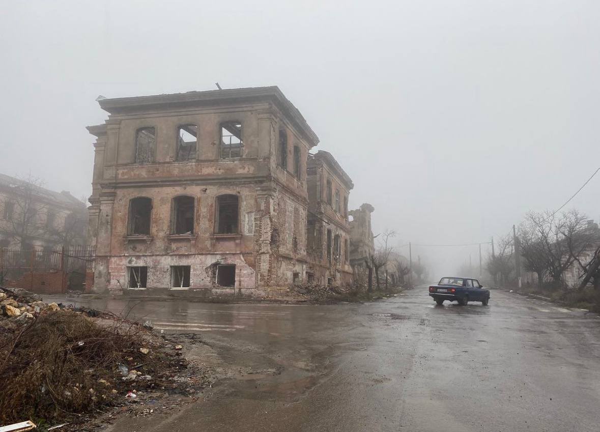 IAPonomarenko's tweet photo. Meanwhile, Mariupol under Russian occupation these days.
I used to live in these streets. A year ago this was one of Ukraine’s most rapidly developing cities. Then Russia came.
From @den_kazansky https://t.co/tnAMqjc2qf