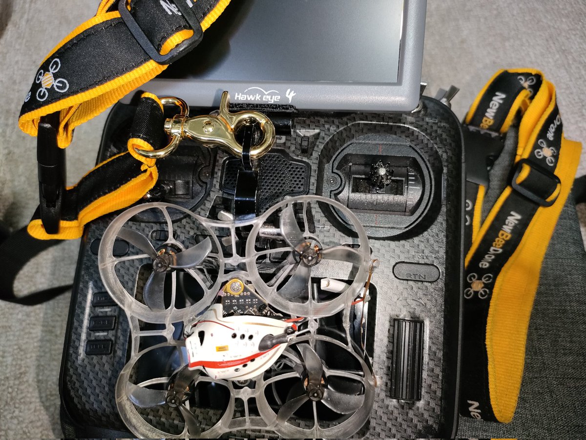 nobunagaFPV's tweet image. 遅ればせながら
明けましておめでとうございます
新年という事で3年位使い続けた汚いプロポのネックストラップを新調しました😅
今年もモニターに老眼鏡ゴーグルのスタイルで #tinydrone 参戦しますので宜しくお願いします
この金メッキ？丈夫いです👌　#newbeedrone
#寝正月