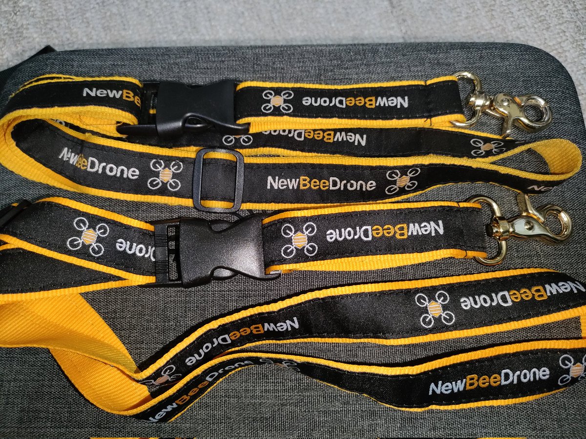 nobunagaFPV's tweet image. 遅ればせながら
明けましておめでとうございます
新年という事で3年位使い続けた汚いプロポのネックストラップを新調しました😅
今年もモニターに老眼鏡ゴーグルのスタイルで #tinydrone 参戦しますので宜しくお願いします
この金メッキ？丈夫いです👌　#newbeedrone
#寝正月