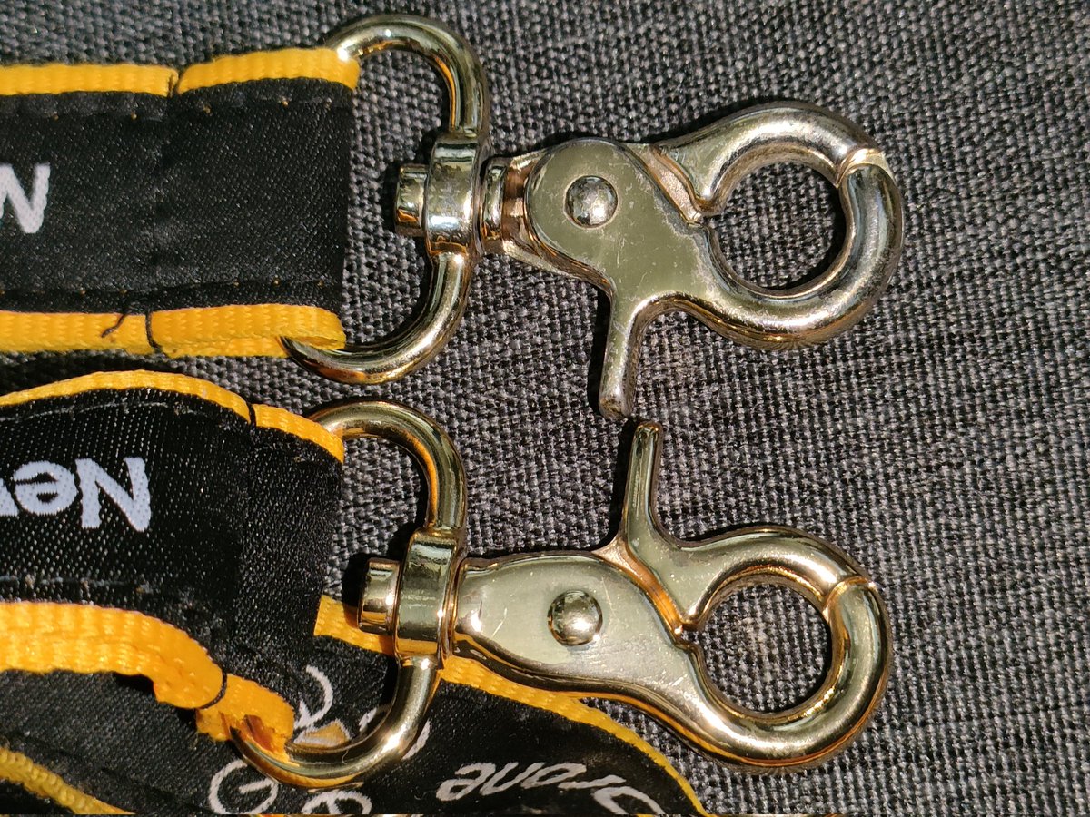 nobunagaFPV's tweet image. 遅ればせながら
明けましておめでとうございます
新年という事で3年位使い続けた汚いプロポのネックストラップを新調しました😅
今年もモニターに老眼鏡ゴーグルのスタイルで #tinydrone 参戦しますので宜しくお願いします
この金メッキ？丈夫いです👌　#newbeedrone
#寝正月