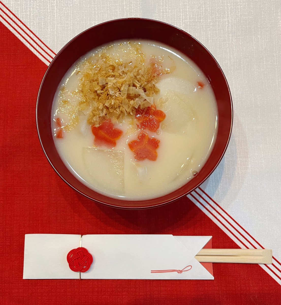 y_shimm's tweet photo. 明けましておめでとうございます🎍
我が家のお雑煮は白味噌にかつおぶしを山盛りかけます（※さらに盛ります）
今年は新たな事に挑戦する年にしたいです！
皆様にとっても良き一年になりますように☺️
今年もよろしくお願いいたします https://t.co/LIcUz8Y8JL