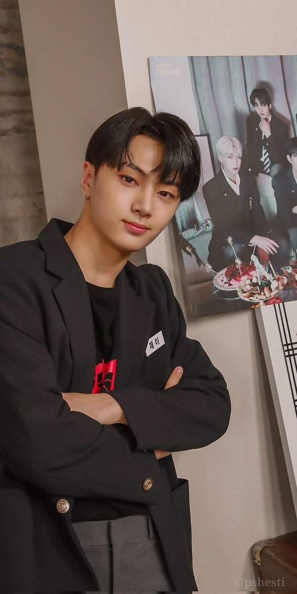 aubizarre's tweet image. "JUNG TAEUUUUUUUUUUUN! SELAMAT TAHUN BA—"

"... Ru."

Kaget begitu membuka pintu.