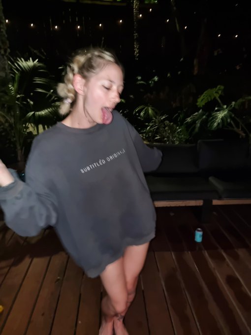 Happy new year gang 🫠 Celebrate with you tomorrow when I'm not hungover ✨️ https://t.co/PqTIdIgiOL