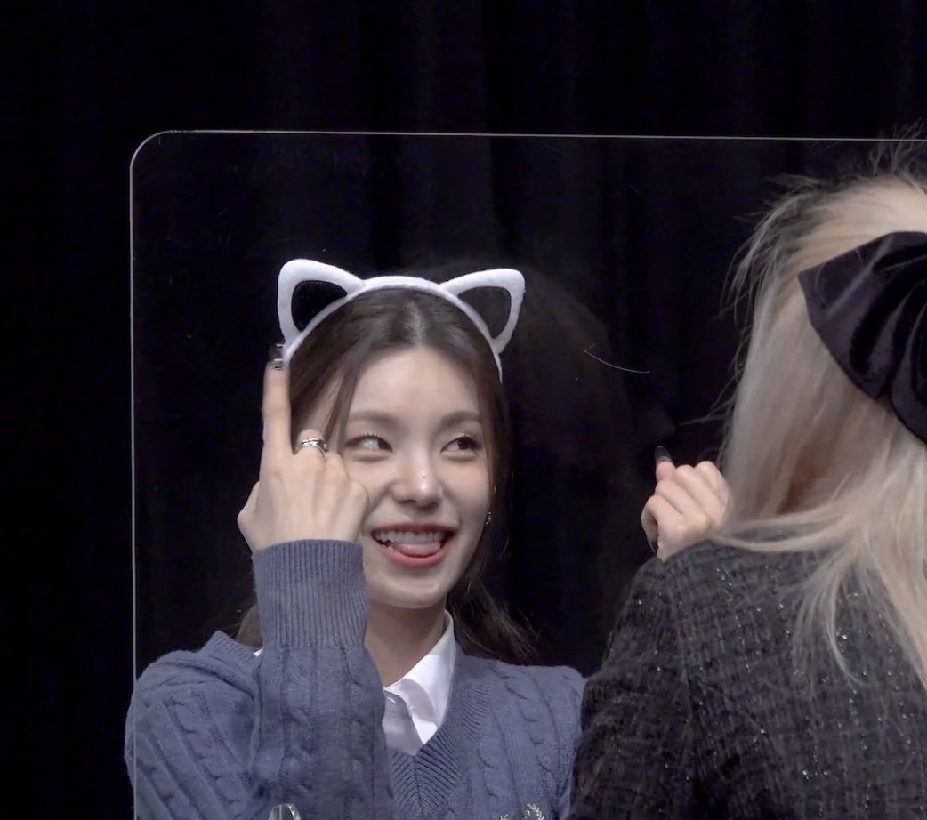 yeji_midzyfury's tweet photo. a midzy asked yeji to do the pop challenge 😭 her way of trying to remember why is she so cute please https://t.co/cv2l0qmc0i