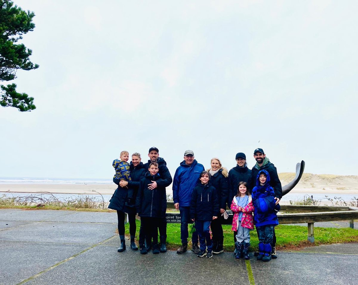 bertouzeau's tweet photo. Cheers to 2022! #touzeaufamilytrip #oregoncoast https://t.co/MqYk7koHGv