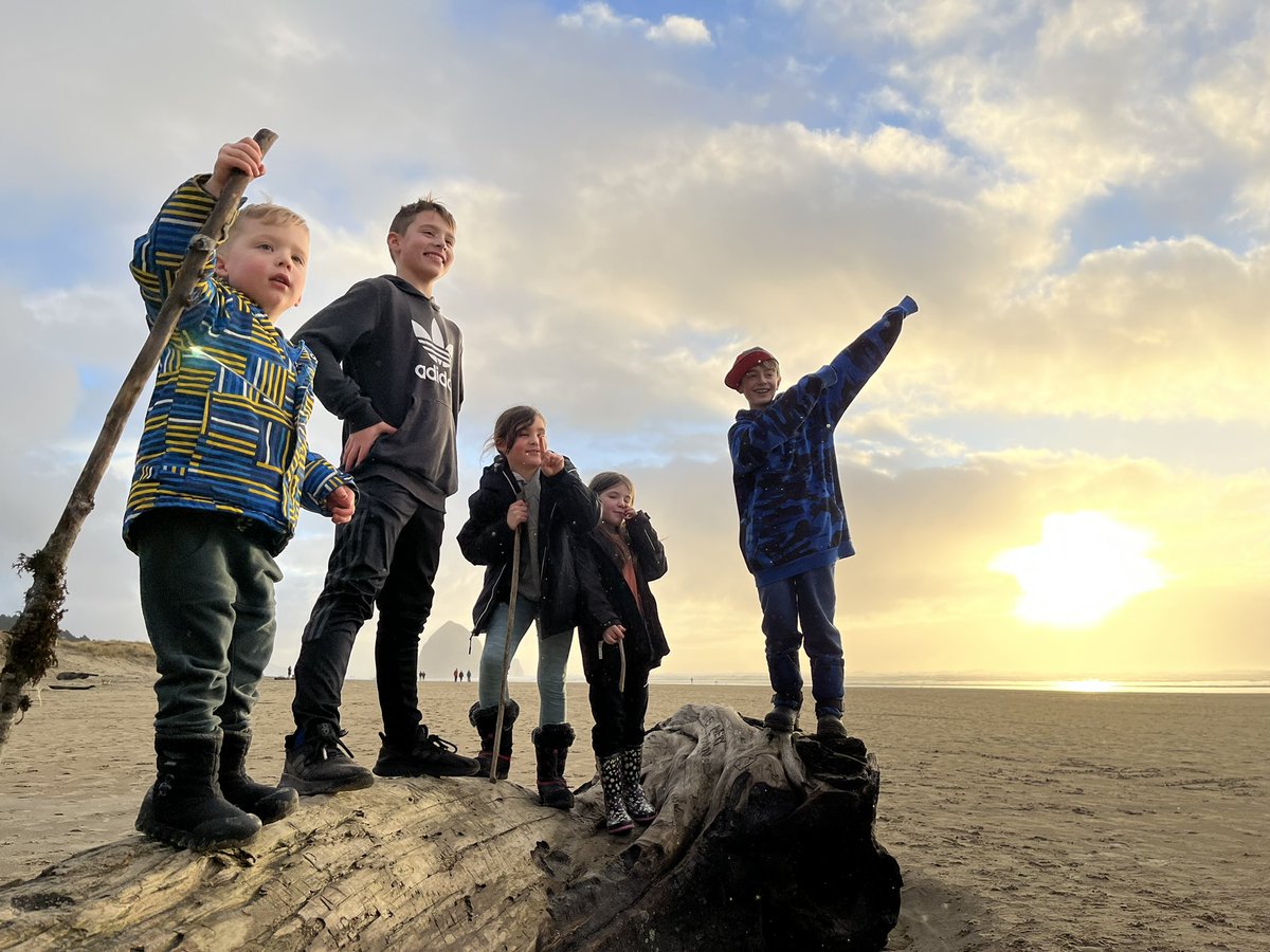 bertouzeau's tweet photo. Cheers to 2022! #touzeaufamilytrip #oregoncoast https://t.co/MqYk7koHGv