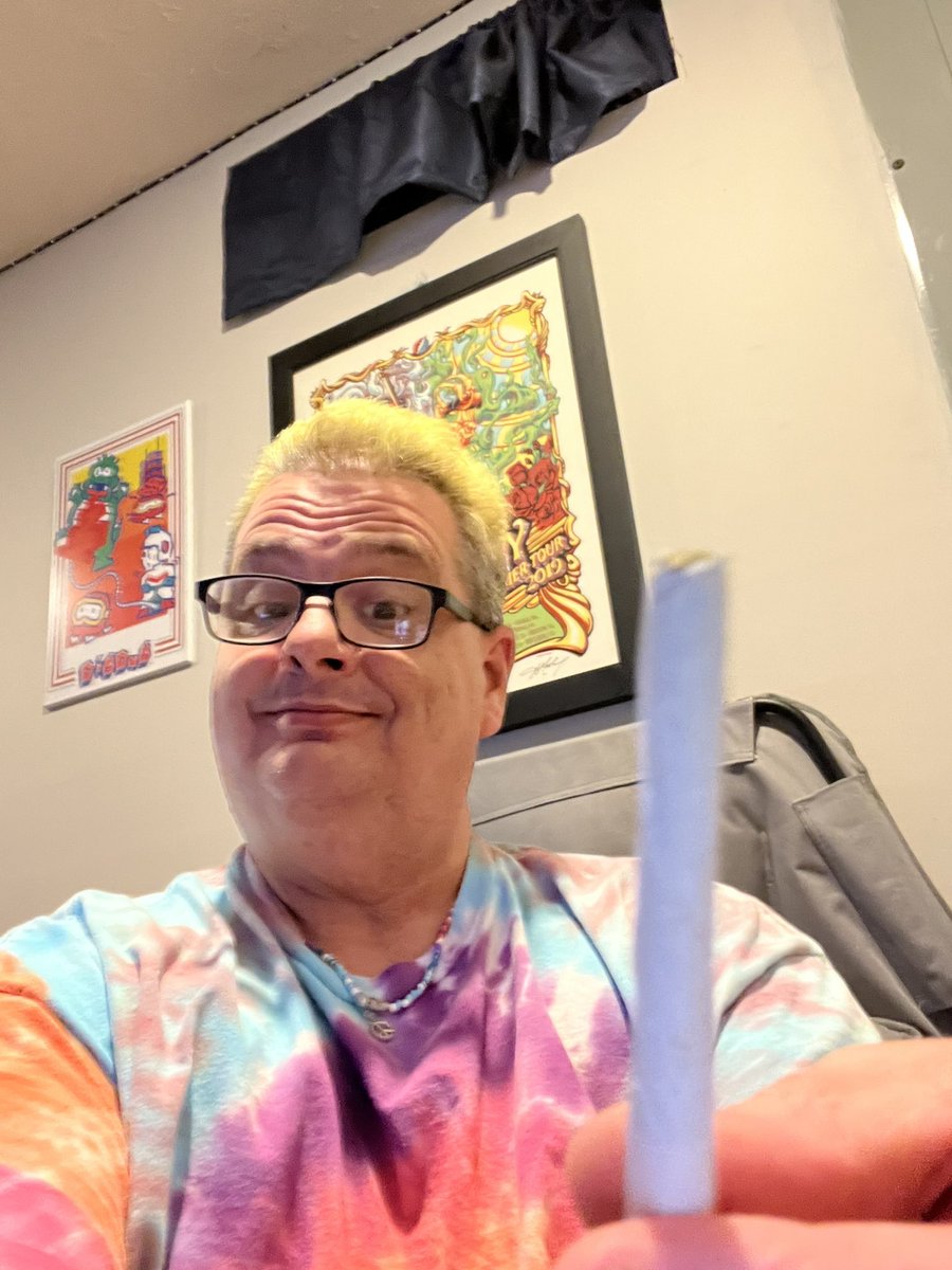 SethDibble's tweet photo. Todays first NYE #Sethy is for people I would like to smoke with @vizurantvis @SmokedUpGoddess @CubbiesWorld420 @fiestamule @TheRodyssey congrats you Win this picture of me #Setyawards https://t.co/u6XjIUX3pP