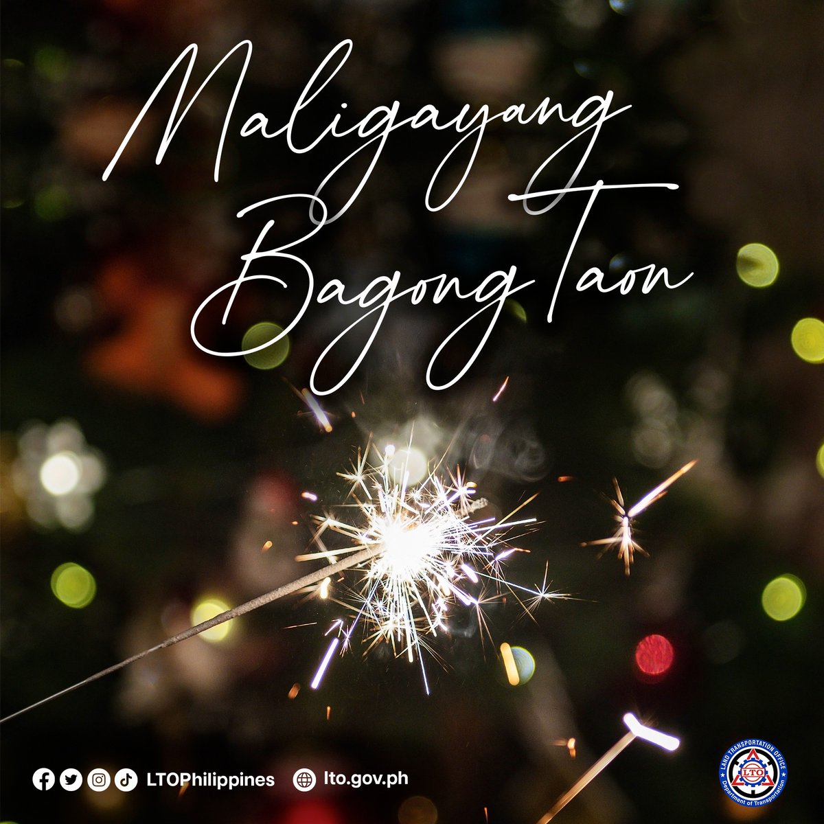 LTOPhilippines's tweet photo. Maligayang Bagong Taon mula sa Land Transportation Office! Nawa’y pagpalain ang bawat isa ng masaganang bagong taon.
Paalala sa publiko na ang mga tanggapan ng LTO ay manunumbalik sa Enero 3.
#LTOPH
#LTOPhilippines
#DOTrLTO
#WorkingLTO https://t.co/B3BYTCsbfi