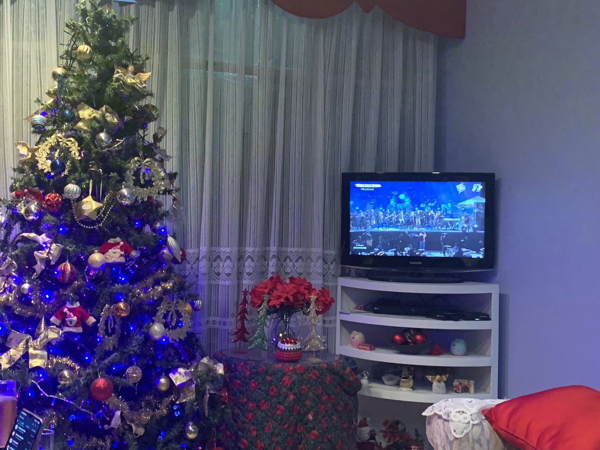 Mayruja's tweet photo. Celebrando el año nuevo con  #RockLand 🤟🏻 https://t.co/XsKiOS0534
