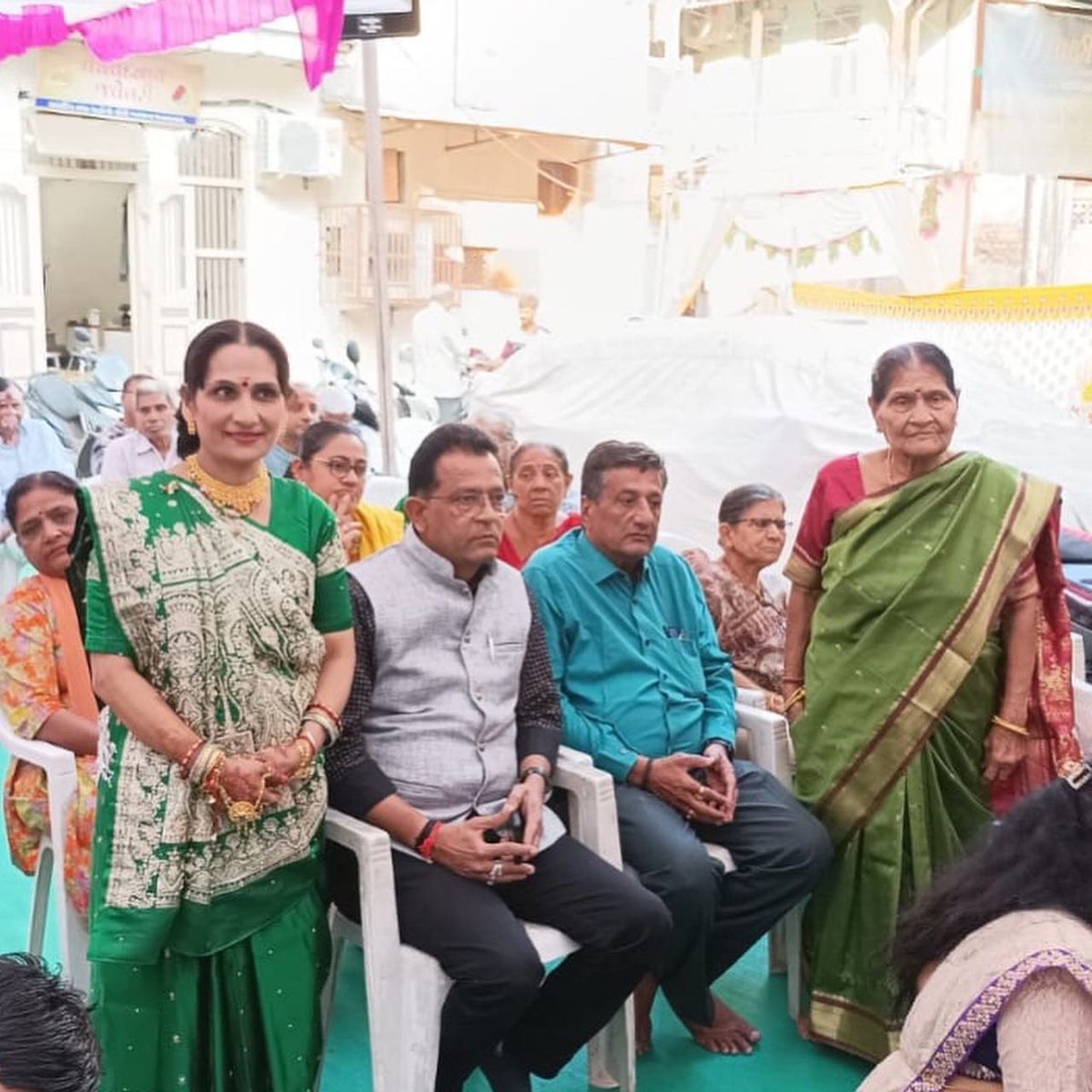 BhushanABhatt's tweet photo. દેવજી સરૈયાની પોળ,સાંકડીશેરી, માણેકચોકમાં શ્રીમદ ભાગવત જ્ઞાનયજ્ઞમાં તુલસી વિવાહના ધાર્મિક પ્રસંગે દર્શનનો લાભ લીધો🙏 https://t.co/qo6yBCI6cq