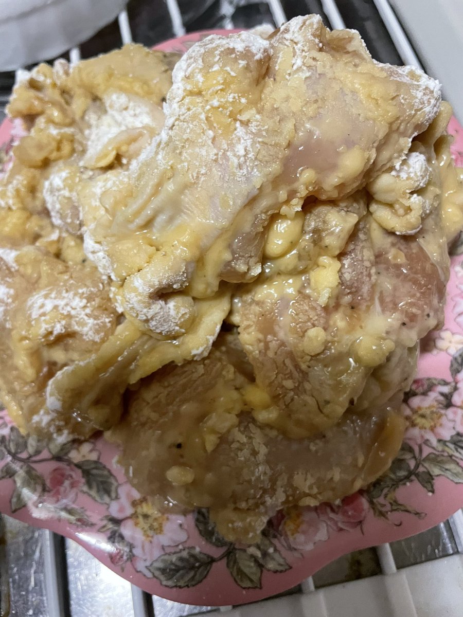 baney046's tweet photo. 唐揚げ日記1日目
唐揚げ系Twitter始めました。
今日のは粉つけてからすぐ揚げないことで衣の定着とサクサク感を出してみた。
2度揚げはやらない派
下味漬け込んだ後、卵1個入れて揉み込むことで味がめっちゃ沁みて美味くなる。中華の漿って技法らしい。 https://t.co/UmIsZclZ8y