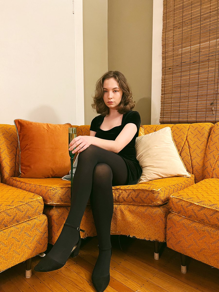 _MaggieNovak_'s tweet photo. 2023 resolution: look into the cost of getting this couch reupholstered https://t.co/pjX81H9CIz