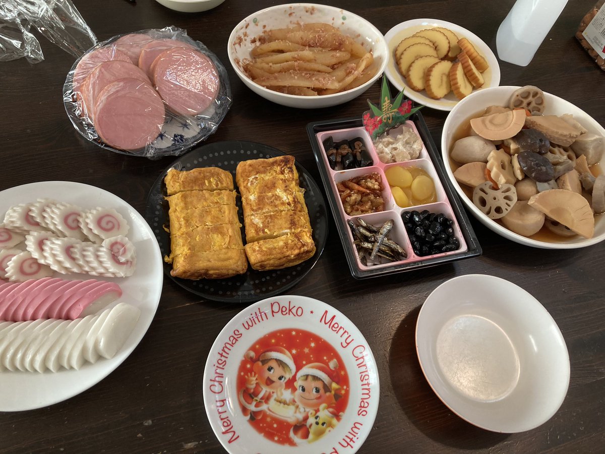 jesseed11's tweet image. おせち料理は我が家では不人気なので、お気持ち程度😅

まあ作るのは卵焼きと煮染めくらいすね

数の子、かまぼこ、ロースハムは高タンパク低脂質なんだゼ

#ゼ
#伊達巻嫌い