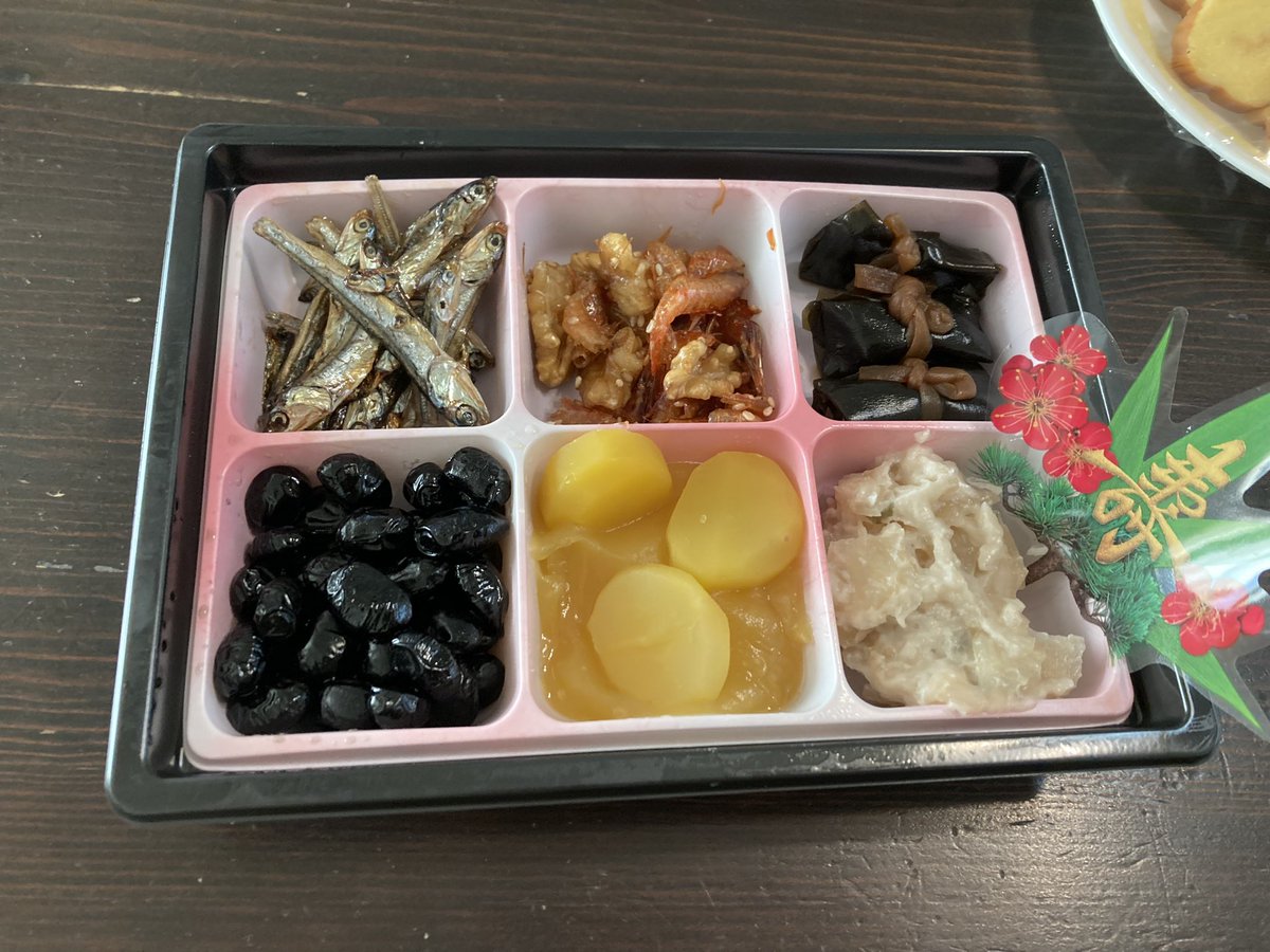 jesseed11's tweet image. おせち料理は我が家では不人気なので、お気持ち程度😅

まあ作るのは卵焼きと煮染めくらいすね

数の子、かまぼこ、ロースハムは高タンパク低脂質なんだゼ

#ゼ
#伊達巻嫌い