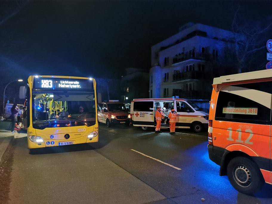 Berliner_Fw's tweet photo. #Brand in #Lichtenrade
In der #Groß_Ziethener_Straße brannte es im Keller eines 7-gesch. Wohngebäudes. Umfangreiche Kontrolle und Belüftung. 2 Personen kamen in Kliniken. 35 Personen wurden mit Unterstüzung des @drkzentrum betreut. 66 Kräfte der @Berliner_Fw waren 3 h im Einsatz. https://t.co/fchUQoLsn1