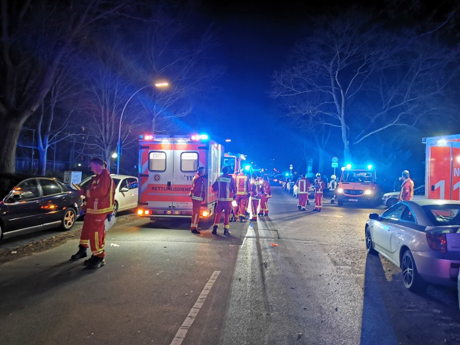 Berliner_Fw's tweet photo. #Brand in #Lichtenrade
In der #Groß_Ziethener_Straße brannte es im Keller eines 7-gesch. Wohngebäudes. Umfangreiche Kontrolle und Belüftung. 2 Personen kamen in Kliniken. 35 Personen wurden mit Unterstüzung des @drkzentrum betreut. 66 Kräfte der @Berliner_Fw waren 3 h im Einsatz. https://t.co/fchUQoLsn1
