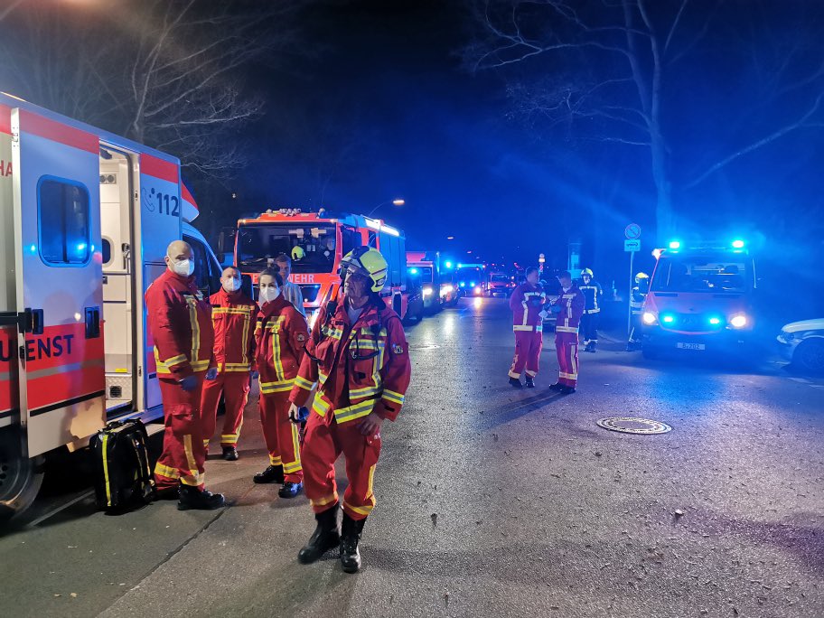 Berliner_Fw's tweet photo. #Brand in #Lichtenrade
In der #Groß_Ziethener_Straße brannte es im Keller eines 7-gesch. Wohngebäudes. Umfangreiche Kontrolle und Belüftung. 2 Personen kamen in Kliniken. 35 Personen wurden mit Unterstüzung des @drkzentrum betreut. 66 Kräfte der @Berliner_Fw waren 3 h im Einsatz. https://t.co/fchUQoLsn1