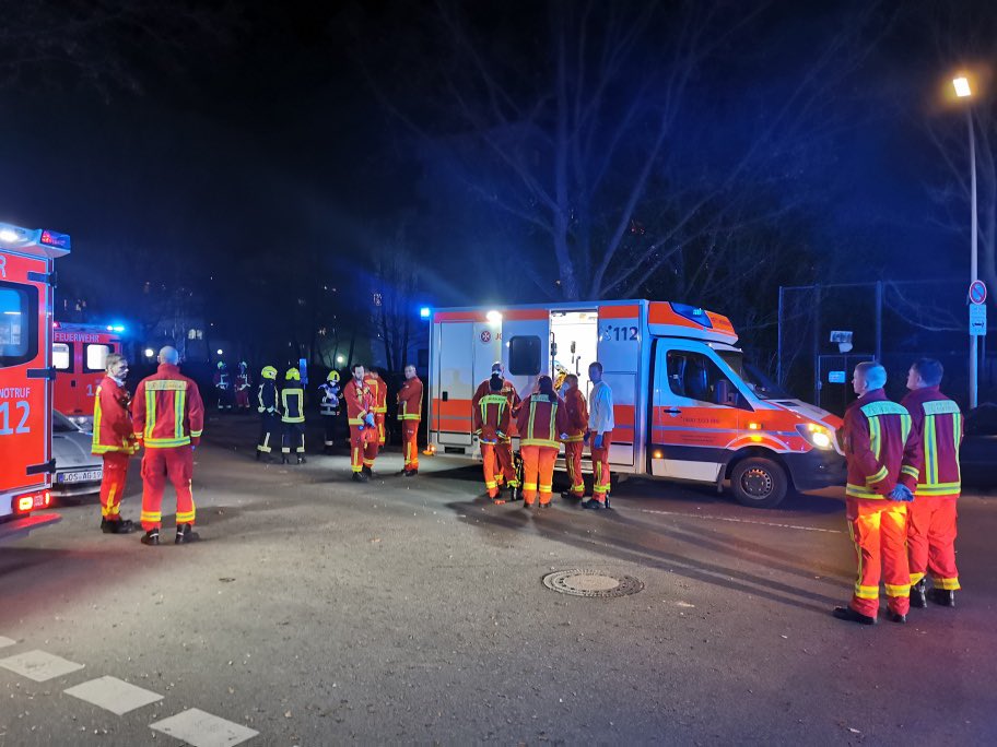 Berliner_Fw's tweet photo. #Brand in #Lichtenrade
In der #Groß_Ziethener_Straße brannte es im Keller eines 7-gesch. Wohngebäudes. Umfangreiche Kontrolle und Belüftung. 2 Personen kamen in Kliniken. 35 Personen wurden mit Unterstüzung des @drkzentrum betreut. 66 Kräfte der @Berliner_Fw waren 3 h im Einsatz. https://t.co/fchUQoLsn1