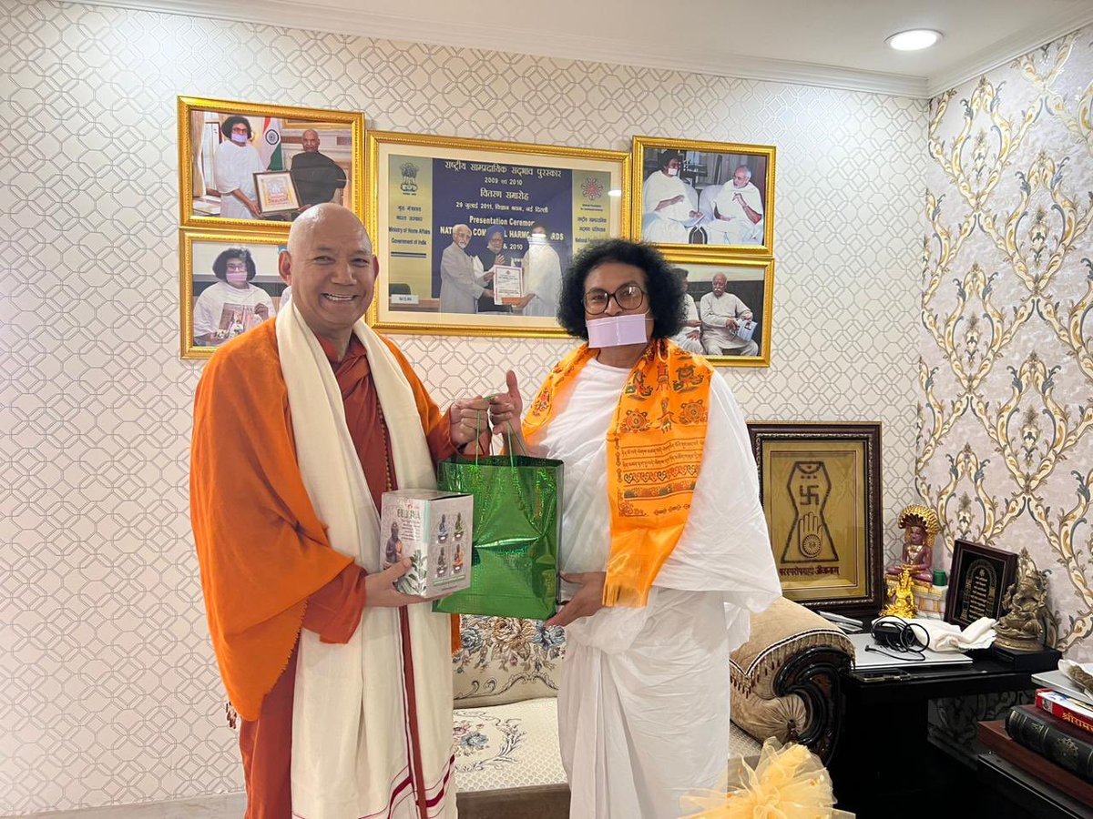 sanghasenamimc's tweet photo. Guruji Ven. Bhikkhu Sanghasena met respected @Munilokesh to wish him on the first day of New Year 2023.
Both the spiritual leaders prayed for a happy and prosperous New year and reassured working for Global peace and Interfaith Harmony.

#HappyNewYear2023 https://t.co/fA8wbo2Prd