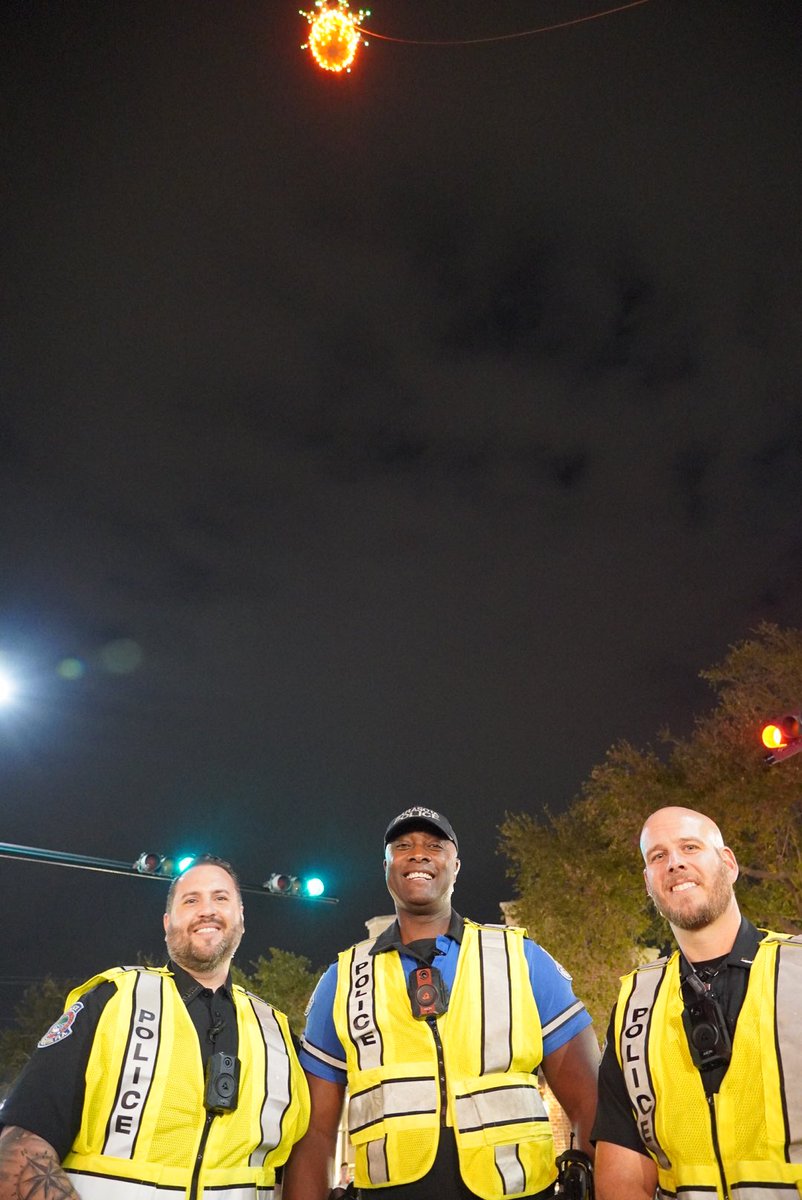 SarasotaPD's tweet photo. Less than 30 minutes until the #PineappleDrop. A few of our Officers are protecting the precious pineapple before itโs dropped at Main & Lemon to welcome 2023. Happy (almost) New Year, #Sarasota. Please have a sober, designated driver to get you home if youโre out & about. ๐๐ https://t.co/Vtn2Hu25i9