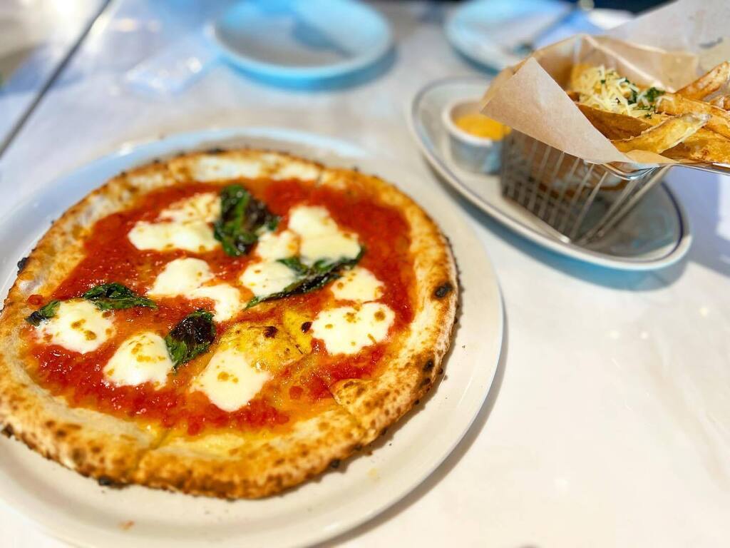 イタリア人なので正月からピザを食べてる🍕

#pizza #pizzamargherita #800degrees #yummyfood