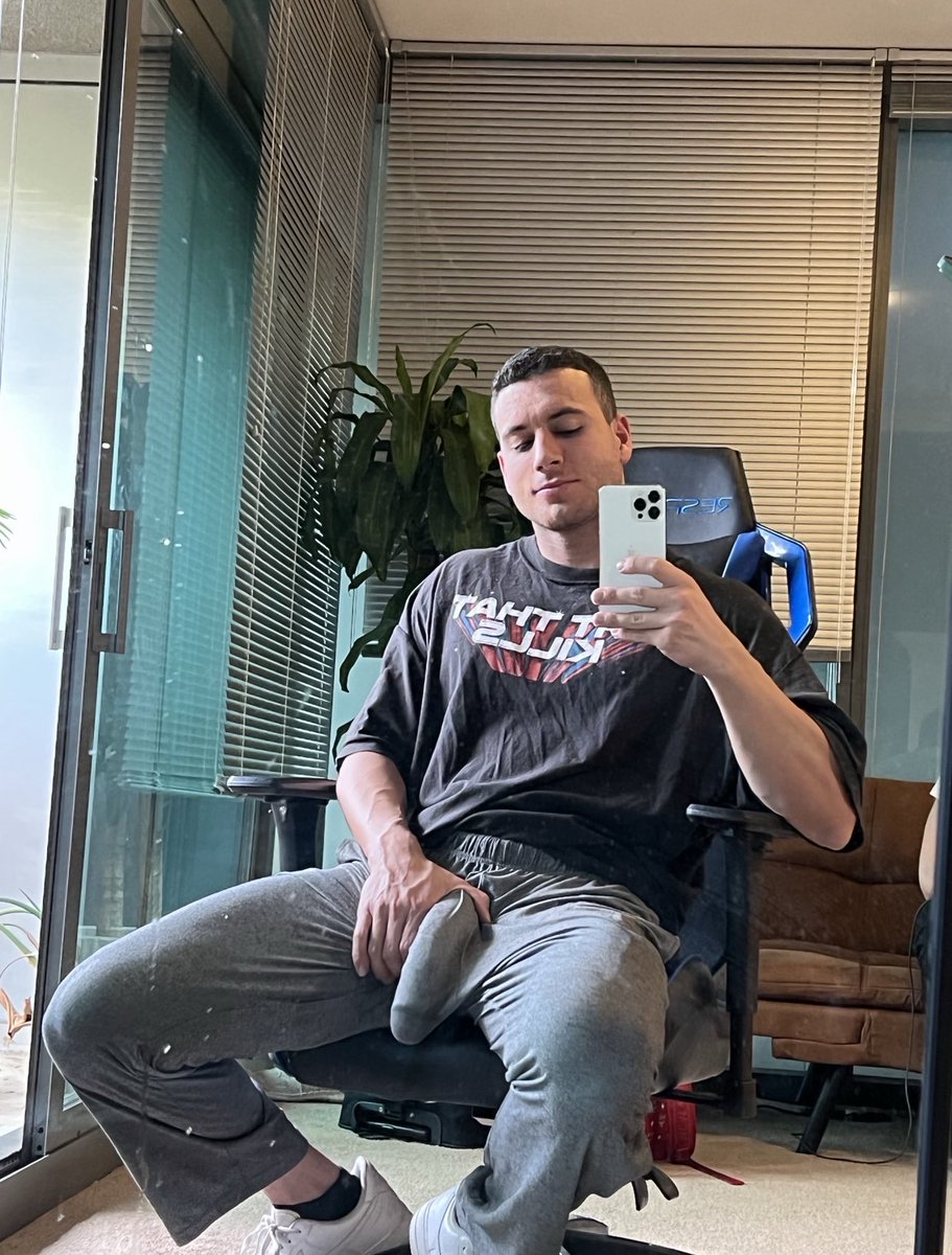 brooksthirdleg's tweet photo. RT if I should show you more after my late night cardio workout at the gym ;) https://t.co/XIuk2DVzLp