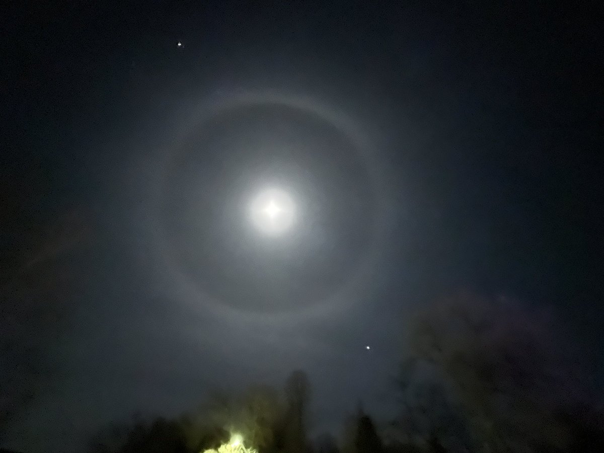 talkingterrier's tweet photo. The #newyearseve #moon over Cody, #Wyoming #tonight -  #lunarhalo #lunar #lunarphotography #lunarphases #moonphases #happynewyear #moonlovers https://t.co/WTXAexPk15
