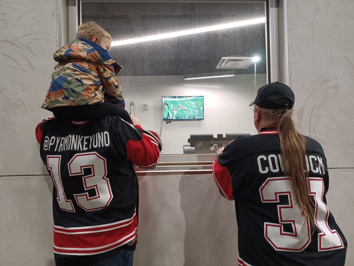SecretAgentMav's tweet photo. Don't mind us, @OmahaHKY...
#FinalMinute https://t.co/GrviPhmgdg