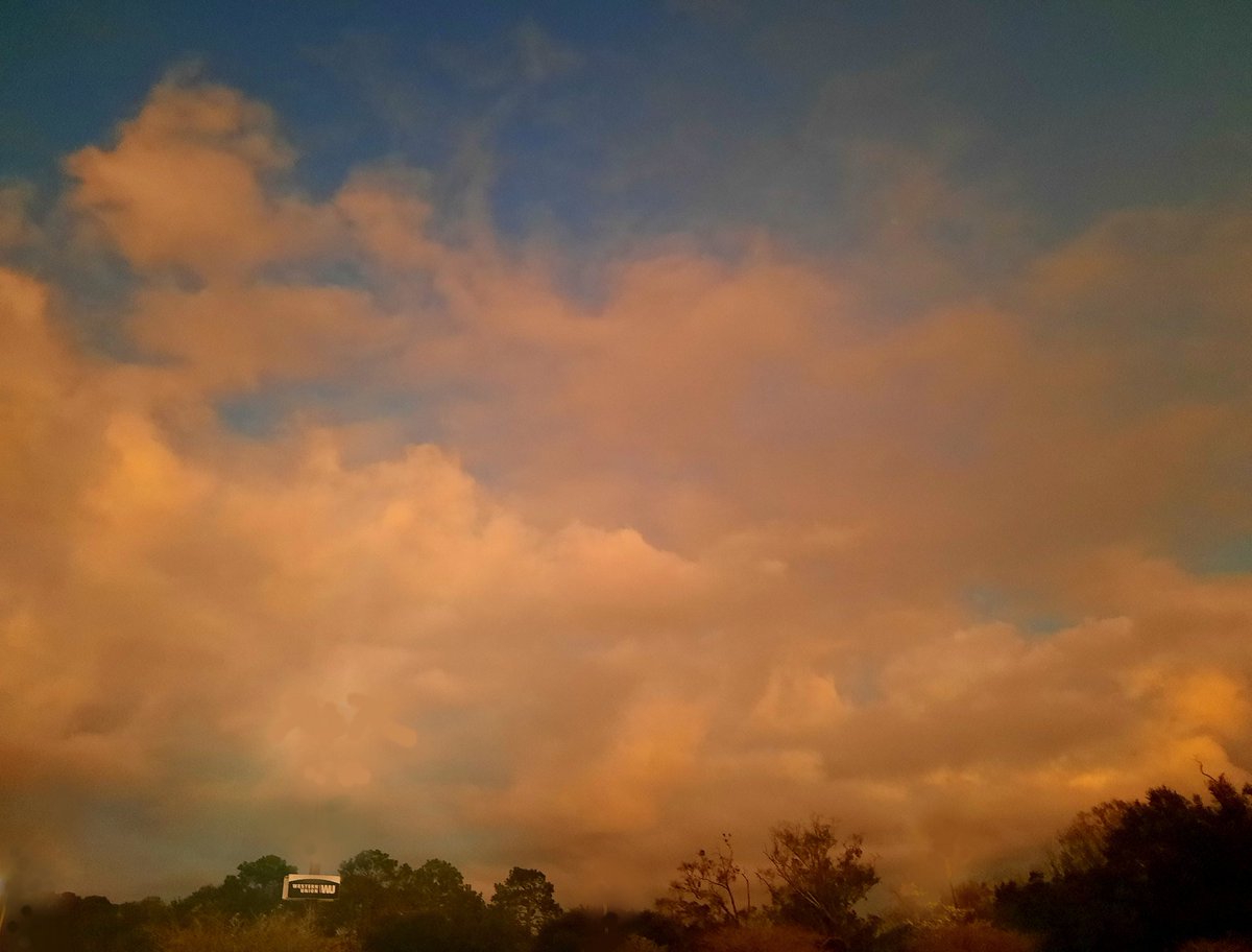 #NYEEve #clouds @#sunset #JaxFL #AJSGwxArt #nature #photography @LensAreLive #StormHour #ThePhotoHour @luketaplin42 @tracyfromjax @JAclouds #ViaAStockADay @WizardWeather @PicPoet @mypicworld @cloudymamma @EarthandClouds2 @AngelBrise1 @WilliamBug4 @enjoyscooking @donder1969