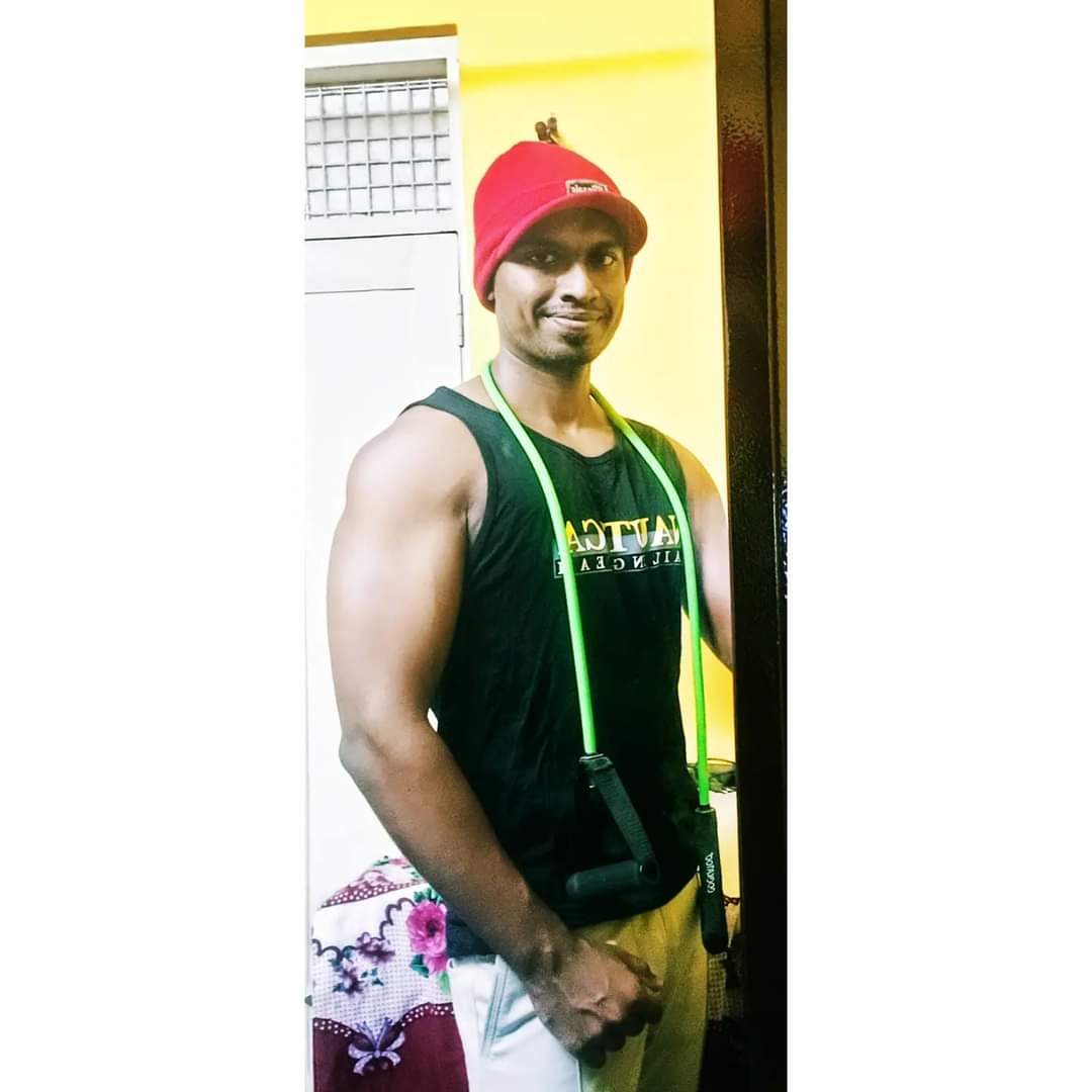 __am__sarath's tweet photo. Finishing up the first workout of the year with a posedown💪 starting 2023 one wild ass rollercoaster😃 struggling through all those hardtimes but finishing strong 🤞

#newyear #newbeginnings #workout #fitness #motivation https://t.co/9ue9Po5EMi