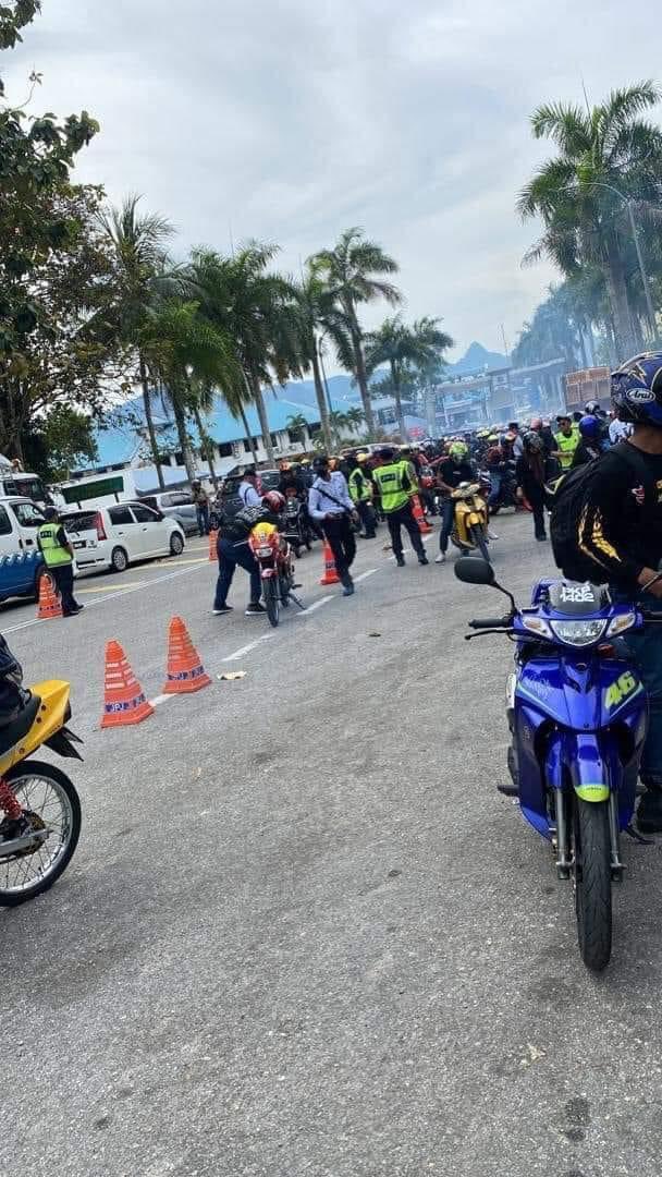 alif_haidar's tweet photo. kepada

@anwaribrahim @anthonyloke @saifnasution 

1st saya mintak maaf andai ade yg terasa tp realiti tetap realiti.
Dan setiap tahun pon begini la ceritanya.
Smp ade pnduduk setempat rase terjejas pendapatan sebab saban tahun "mat rempit" sudah tak berkunjung lagi ke tmpt mrk. https://t.co/UeJZRGagmh