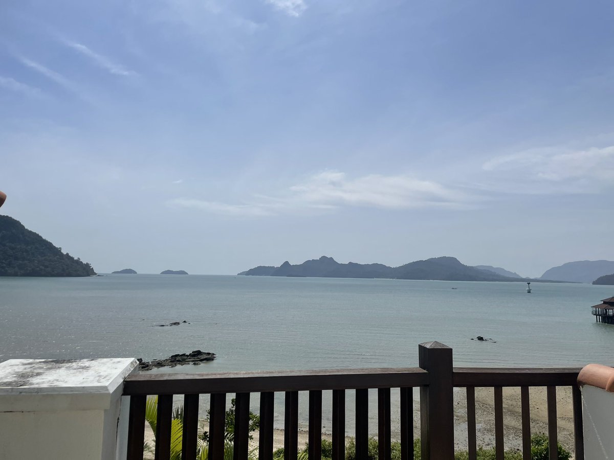 NGauldy's tweet image. Lost case finally arrives and the sun is out. Happy new year everyone ❤️