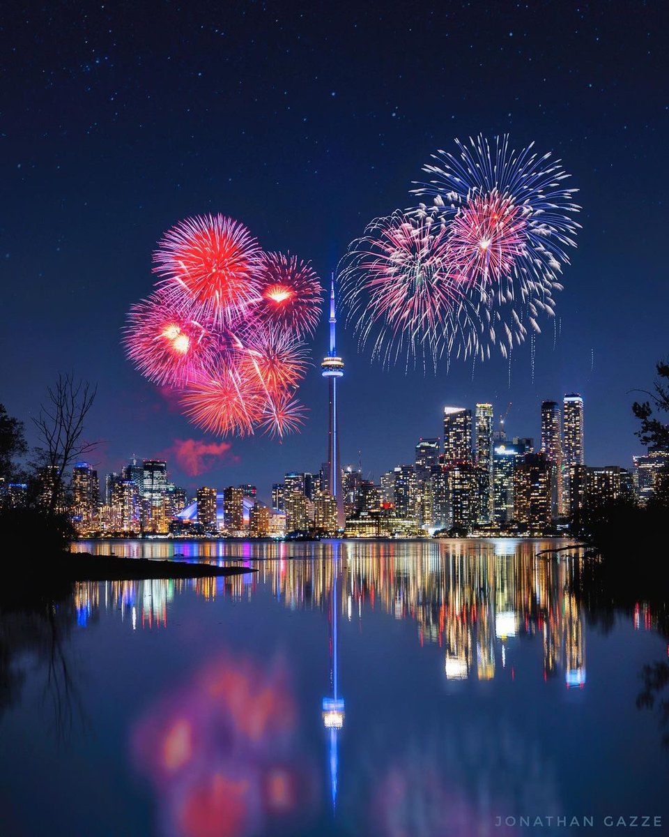 HAPPY NEW YEAR! 🥂 2023, we can’t wait to see what you have in store for us!! 

📸: <a href="/jgazze/">Jonathan Gazze</a>
#StreetsofToronto