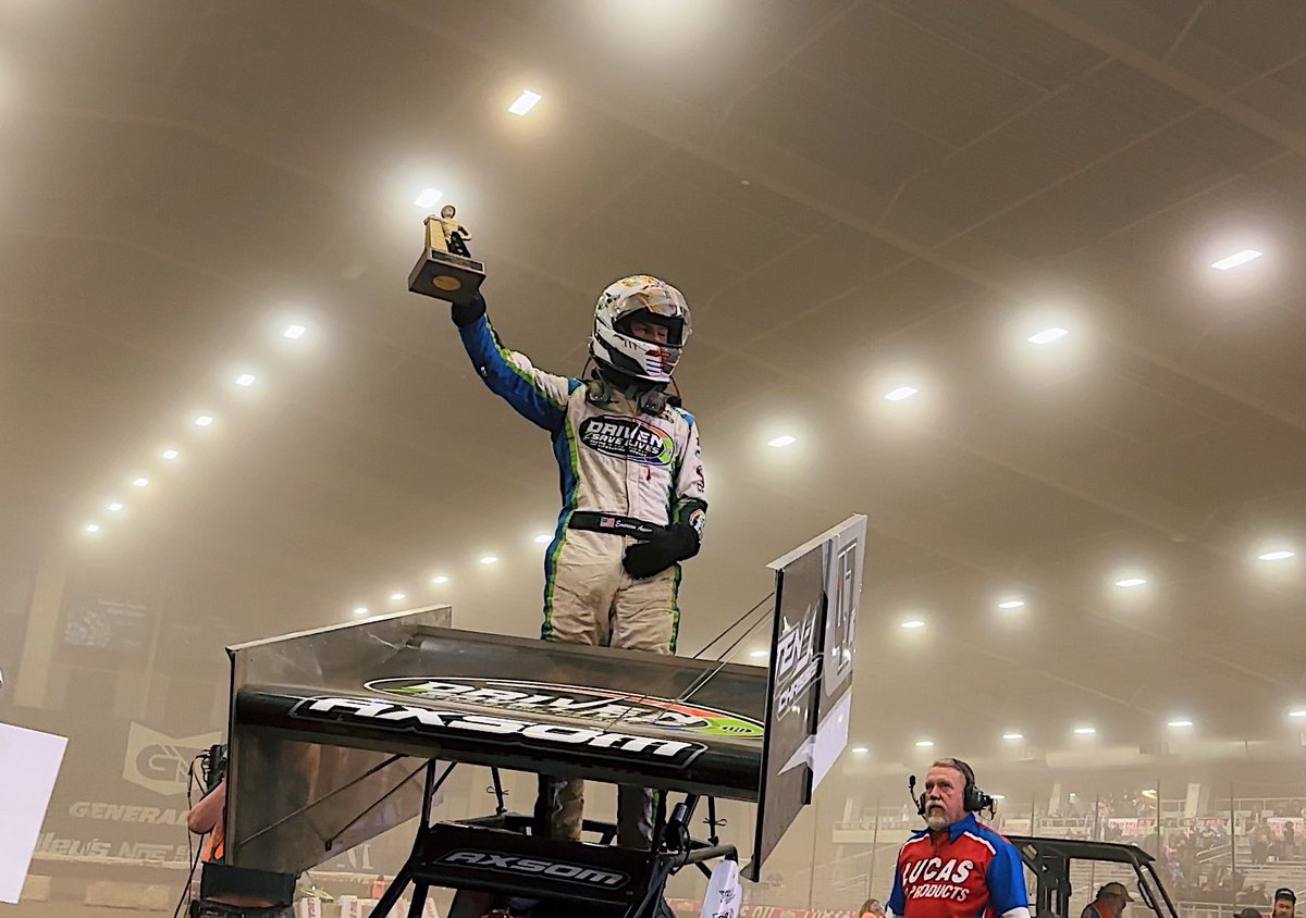 Walkapedia_'s tweet photo. Make it three career Golden Drillers for @EmersonAxsom at the @TulsaShootout!

After an exciting battle with @TJSmith1421, the Indiana 18-year-old hauls through traffic and checks out for his second Winged Outlaw A-Main title!

A flag-to-flag 55-lapper with no stoppages. https://t.co/lwHTN7SekQ