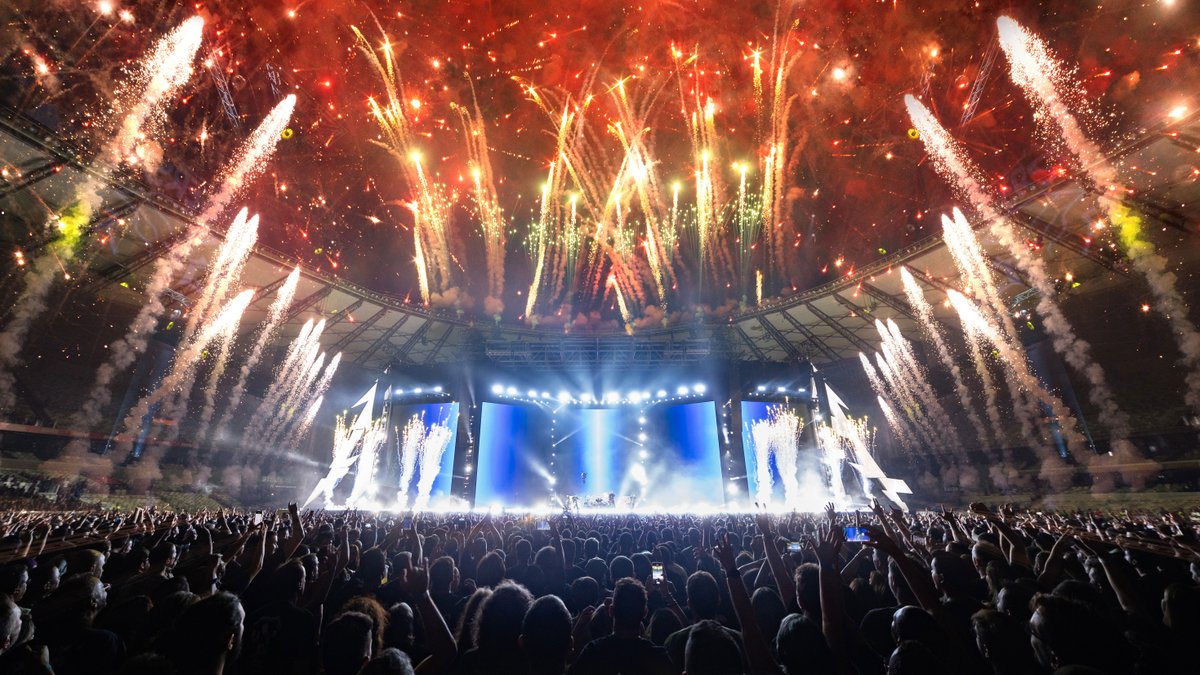 Metallica's tweet photo. 🎉 HAPPY NEW YEAR! 🎉 https://t.co/H6l1nk5nk5