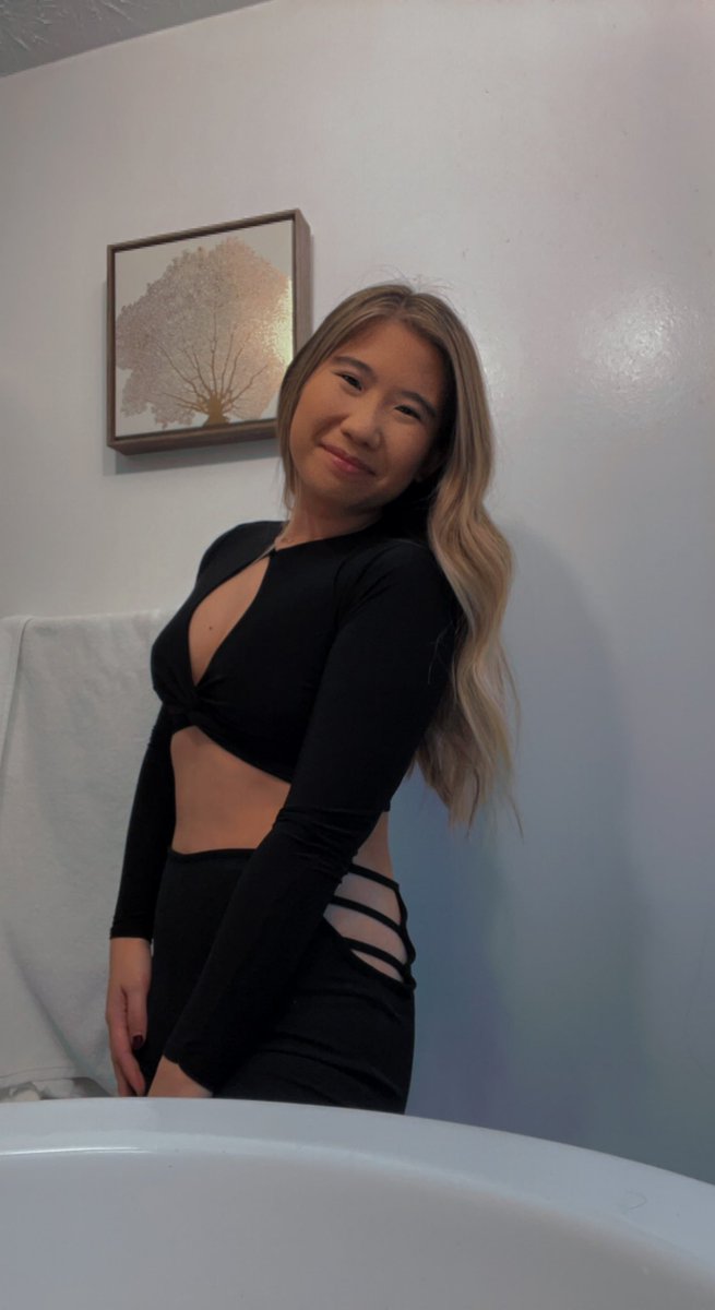 deskmaddie_'s tweet photo. HAPPY NEW YEARS! ONTO 2023 🥳 https://t.co/eAA9y0qiUU