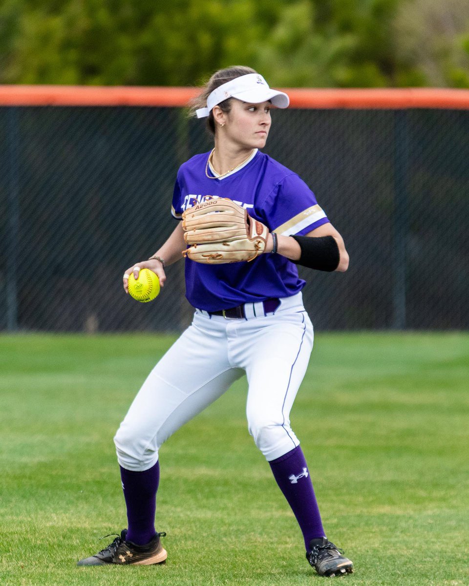 SoftballSewanee's tweet photo. End of the year means it’s officially softball season! Right??
Happy New Year everyone and we’ll see you soon😉🐅 #ysr https://t.co/stfvuHKs5r