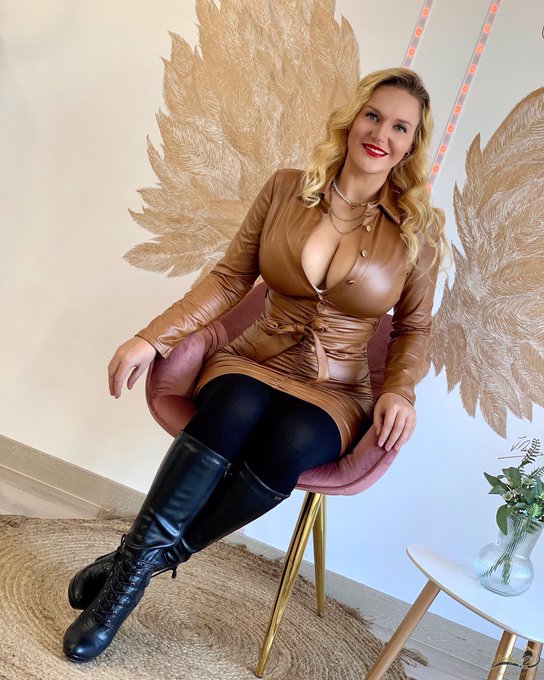 RRaynbeauxFPage's tweet photo. Ah yes! 2023 ! Feels good 2 know that Dolly is the house @dollyliciousfox as my Jan 2023 Foxx of The Month..smile that always lights up a room.. Congrats 2 a wonderful friend 6+years and counting! 🦊🦊🦊🦊🦊🤗🤗🤗🤌🤌🤌🤌 https://t.co/V5OLkAu7PM