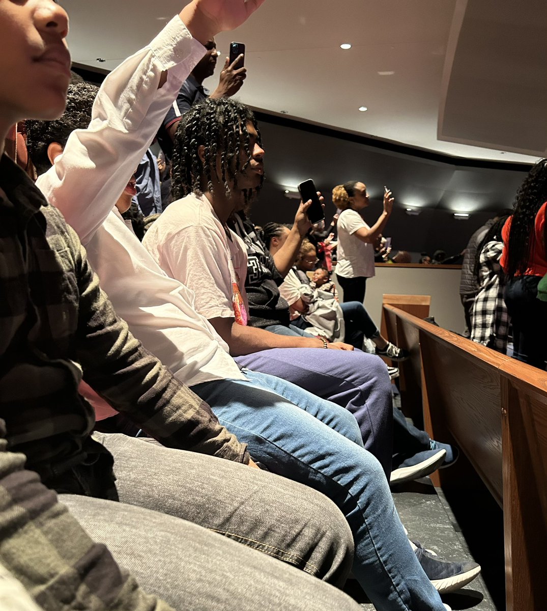 joc3lynnn_xoxo's tweet photo. Seeing my son praise God on his own, warms my heart in so many ways #Godisgood #mynewyears #potterhouse https://t.co/O34KOHPxbM