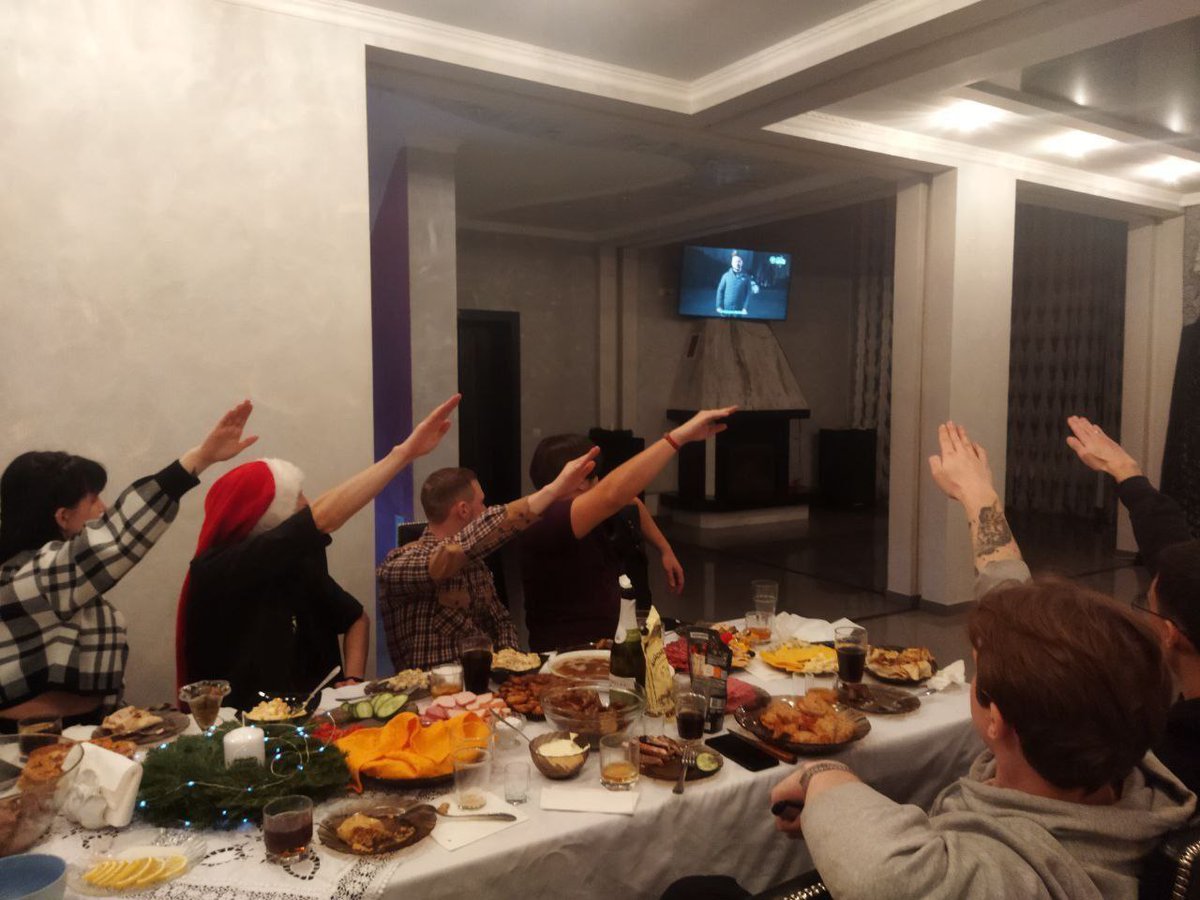 PF2023 z Kyjeva
Kyjevská rodina sleduje novorocni projev Zelenskeho