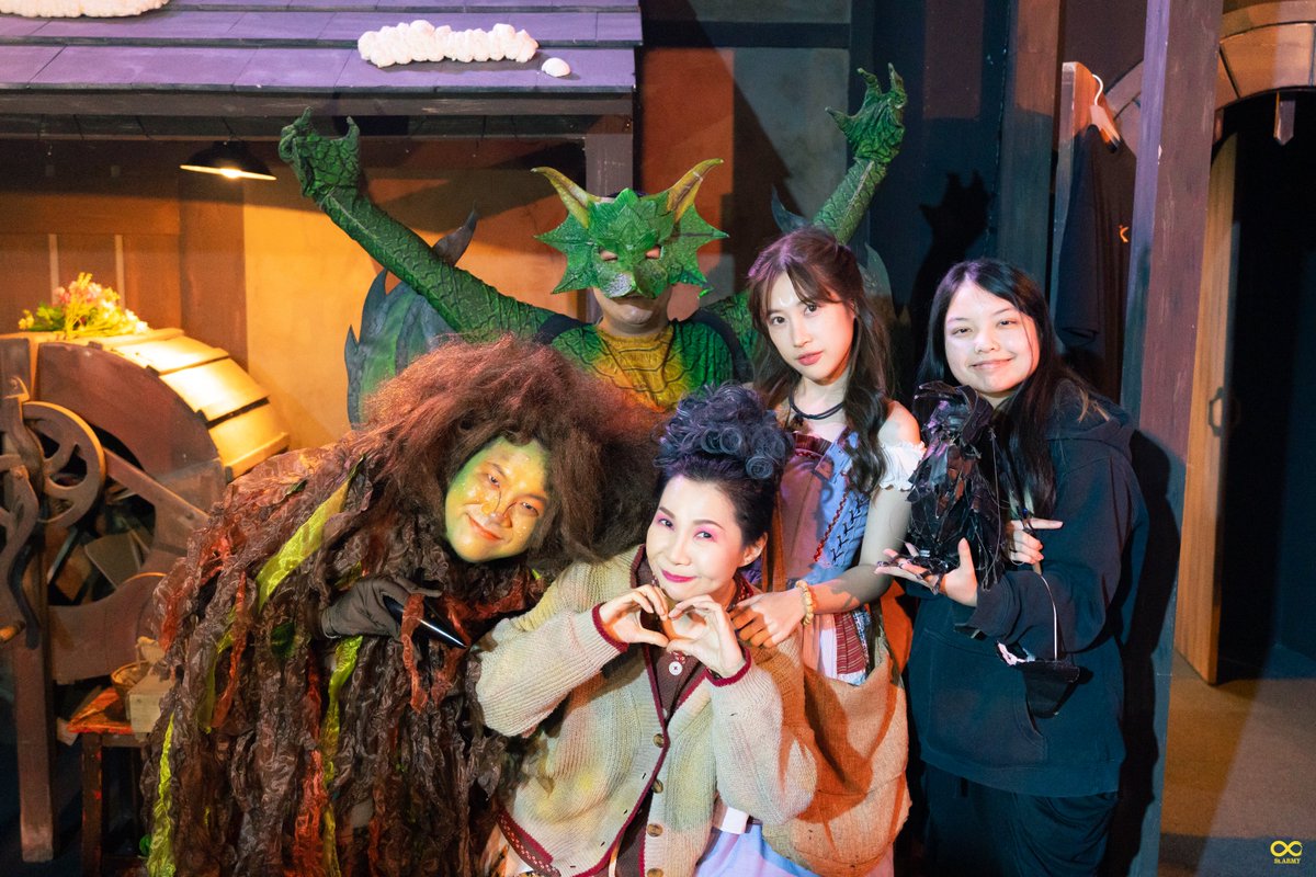 JanChan_StAFans's tweet photo. สวัสดีปีใหม่ พ.ศ.2566 กับเหล่าตัวละครบ้านต้นไม้จากฝั่งป่า ลูน่า แม่มดแซน มังกรน้อยฟิเรียน ปีศาจบึงเกลิร์กและเจ้าอีกา 🌿🌙 LUNA: The Immersive Musical Experience by #castscape
🔸ซื้อบัตรเข้าชมละครเวที
: https://t.co/ziVaUC494w
#LunaTheMusical
#TeamForest
#JanChan #แจนจัง https://t.co/aperw02dDx
