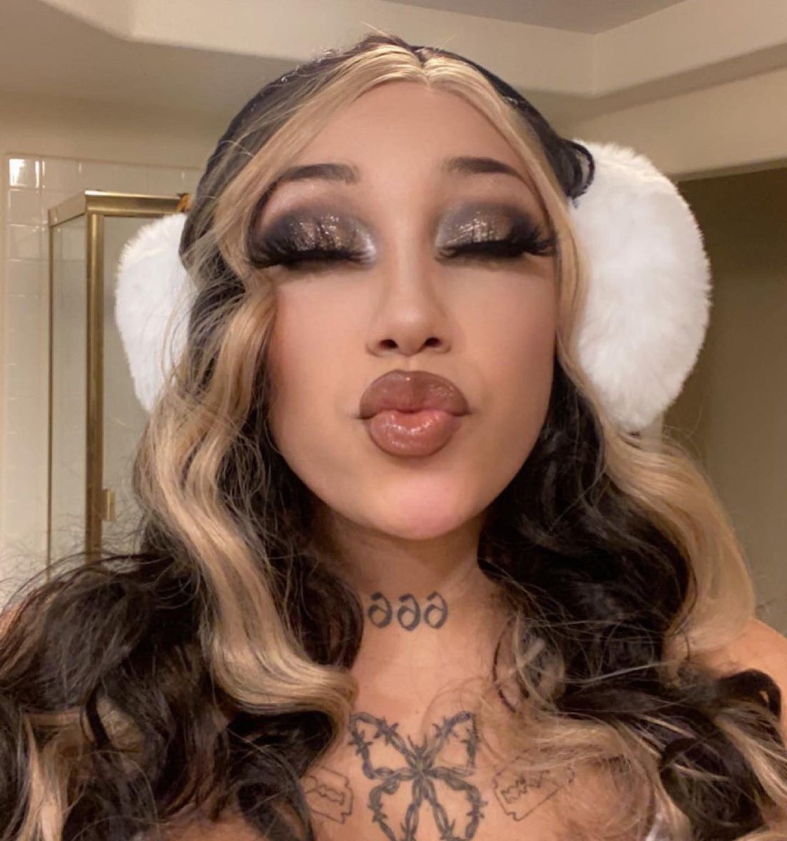 honey huxxlee🍯🐝 on Twitter: "who’s coming to gimme a new years kiss 🫡"